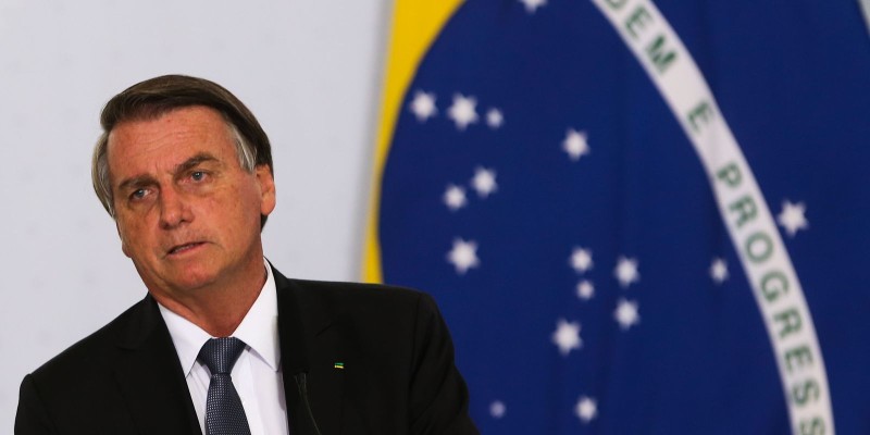 Bolsonaro tem boa aceitação de dieta líquida, diz boletim médico