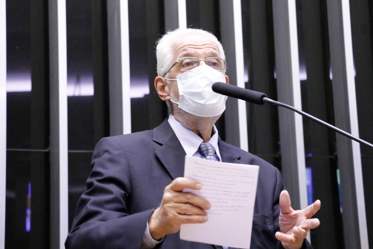 Comissão aprova comitê gestor de vacinação e obrigatoriedade de compra de vacina pelo Estado