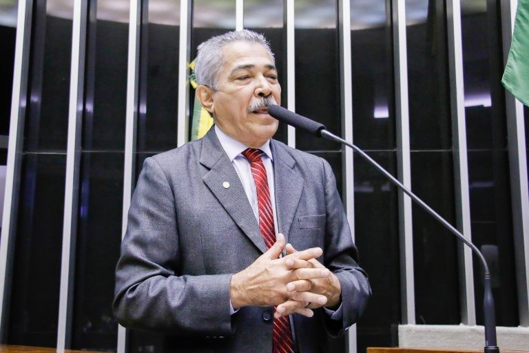 Comissão aprova projeto que autoriza municípios a publicar editais de licitação na internet