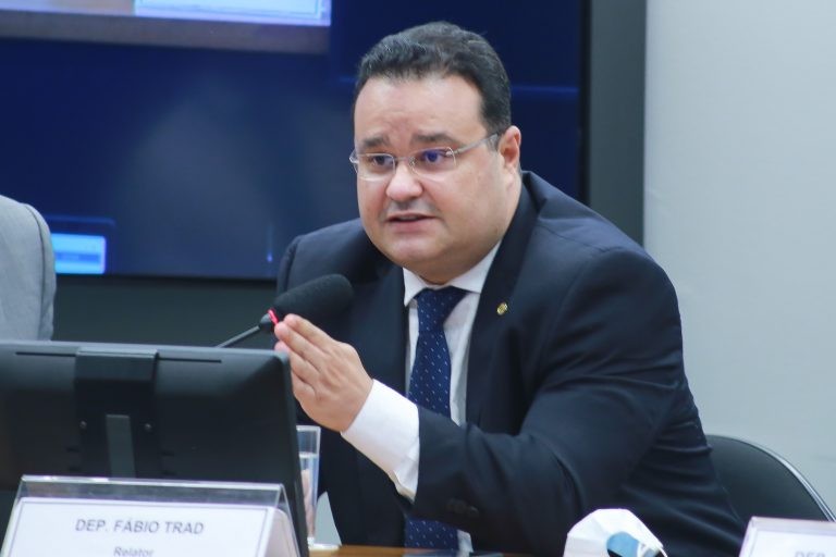 Comissão aprova liberação de cartão de estacionamento se motorista comprovar direito a vaga especial