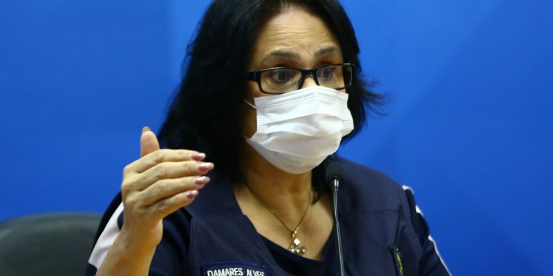Ministra Damares Alves testa positivo para a covid-19