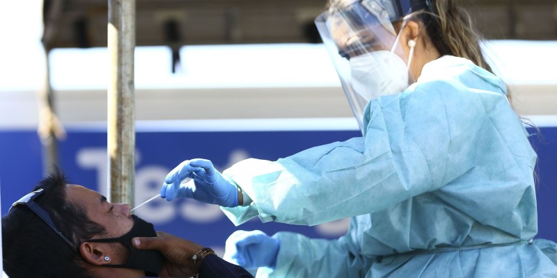 Variante Ômicron deixa 10 capitais em alerta crítico e intermediário