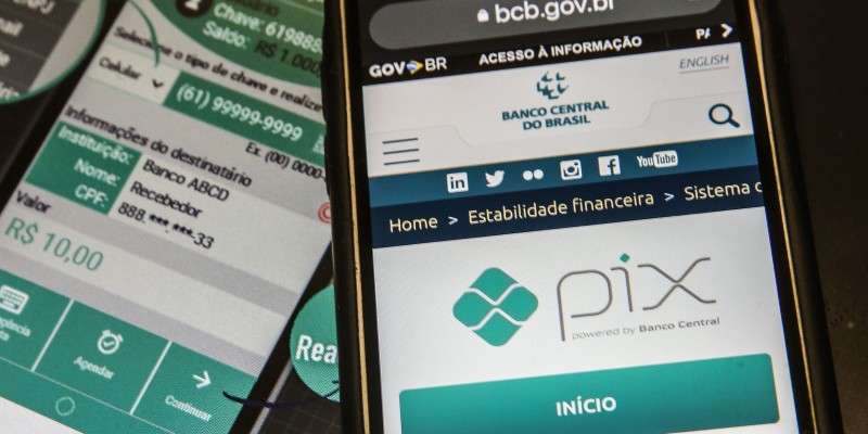 Criminosos aplicam golpes usando Pix e QR Code