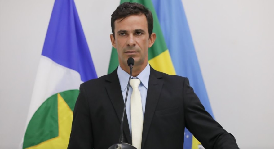 Elenilson Tilit apresenta 53 proposituras e emplaca veto a pronomes neutros em escolas de Nova Mutum