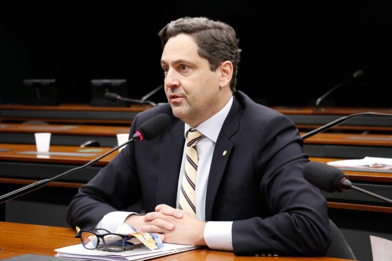 Comissão rejeita projeto que proíbe produção e exportação de bombas de fragmentação