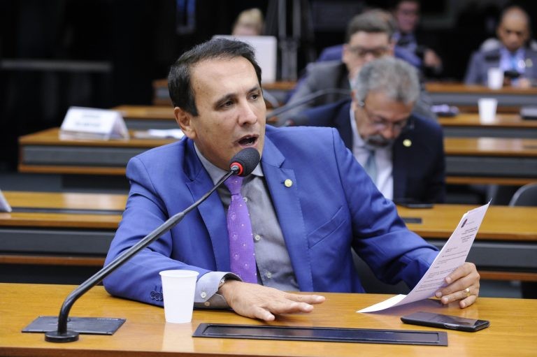 Projeto cria política nacional de alfabetização digital das pessoas com deficiência