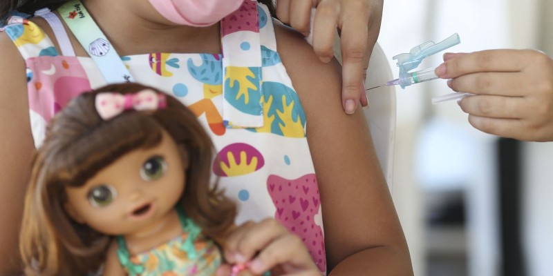 Covid-19: Rio aplica 18,6 mil doses no 1º dia de vacinação infantil