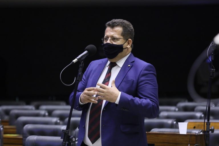 Proposta torna crime hediondo o ato de orientar pessoa inimputável a cometer delito penal