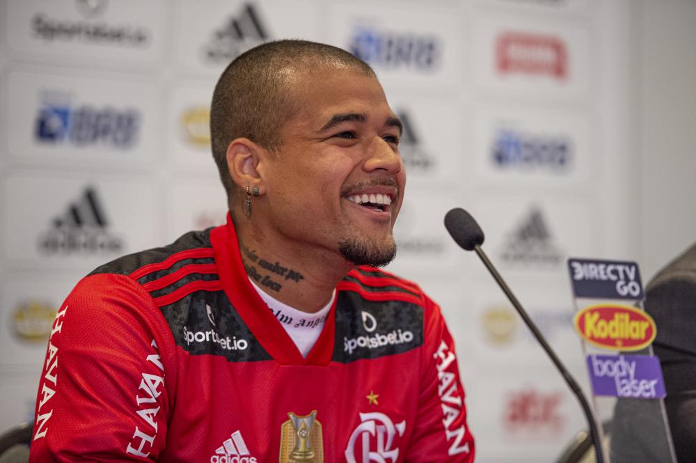 Kenedy desembarca no Brasil e é apresentado como reforço do Flamengo