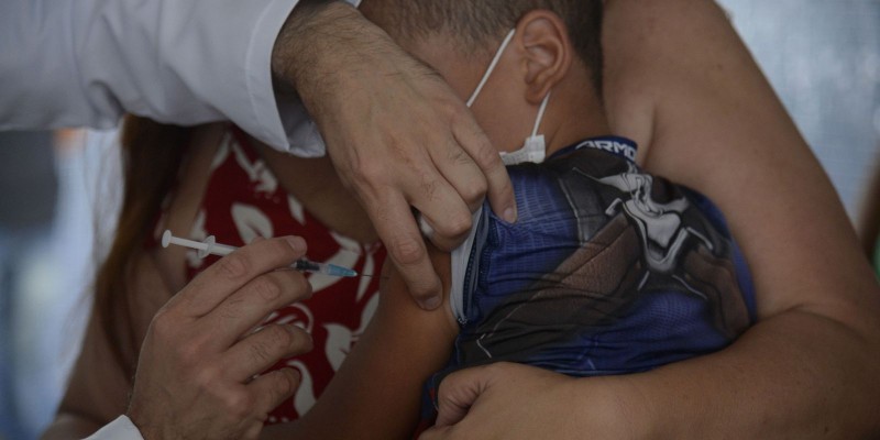 AGU: mais de 57 mil menores receberam vacina errada contra covid-19