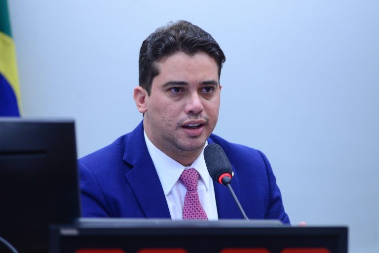 Projeto exclui rendimento de bolsa de iniciação científica de limite de renda do BPC
