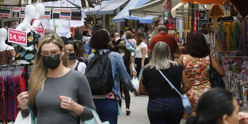 Brasil bate recorde de casos diários de covid-19 com 204,8 mil