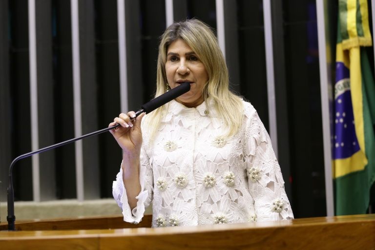 Projeto cria “Hora do Colinho” em hospitais para bebês órfãos ou isolados dos pais