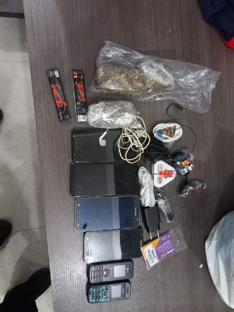 Policiais penais rendem casal arremessando materiais ilícitos e interceptam entrada de drone na Mata Grande