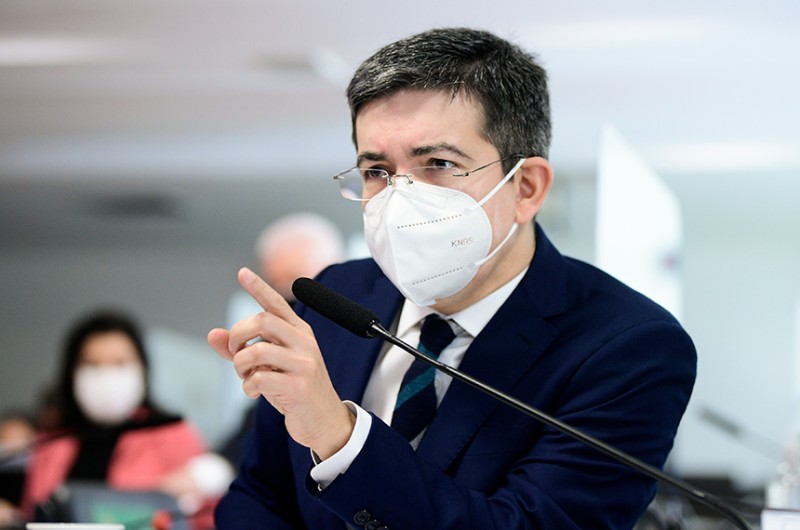 Randolfe Rodrigues é diagnosticado com covid-19