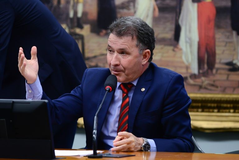 Projeto prevê recálculo anual de contribuição previdenciária paga por filha de militar