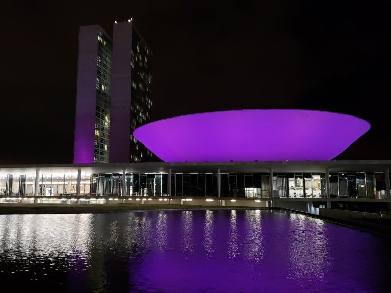 Congresso recebe iluminação especial em apoio a campanha contra hanseníase