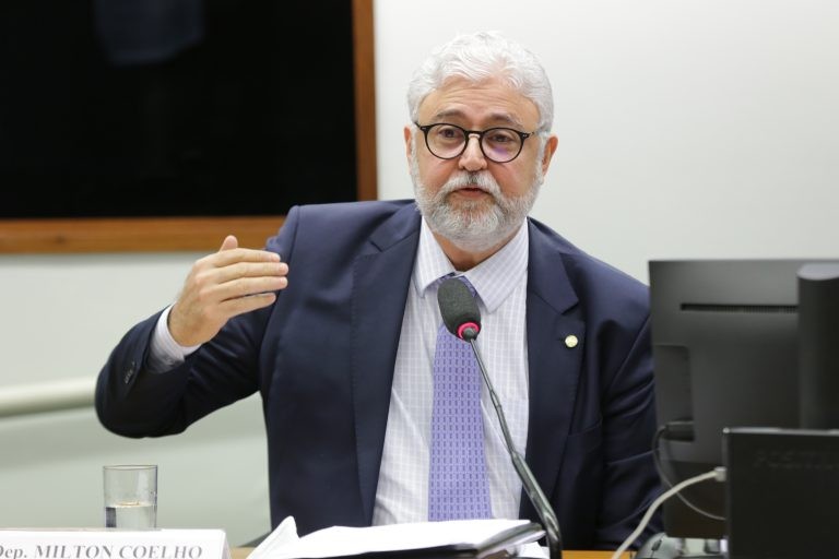 Projeto suspende norma que autoriza gestão privada da Escola Virtual de Governo