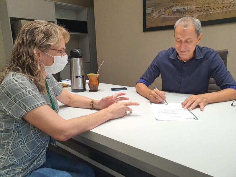 Prefeito Miguel Vaz assina ordem de serviço para construção da escola do Vida Nova