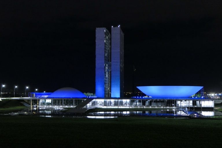 Congresso recebe iluminação azul pelo Dia Mundial do Câncer
