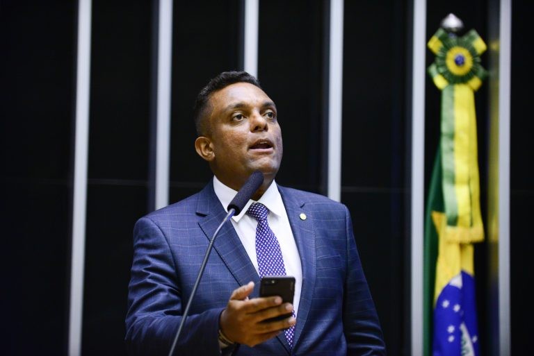 Câmara faz 1 minuto de silêncio em memória de congolês assassinado no Rio de Janeiro