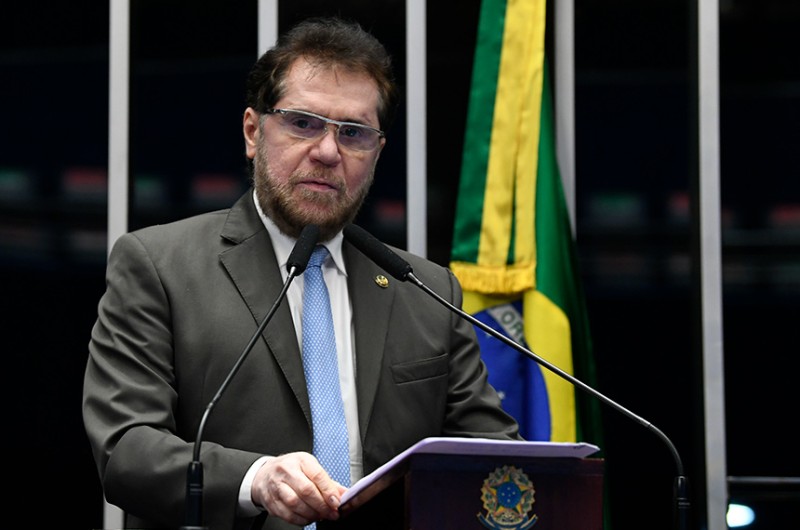 Plínio Valério lê carta de indígenas com críticas a Ongs