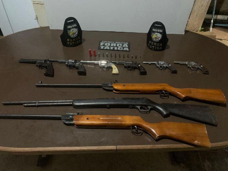 Força Tática prende cinco homens e apreende armas em Poconé