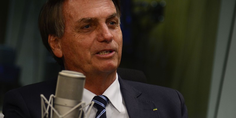 Bolsonaro oficializa reajuste de 33,23% para professores