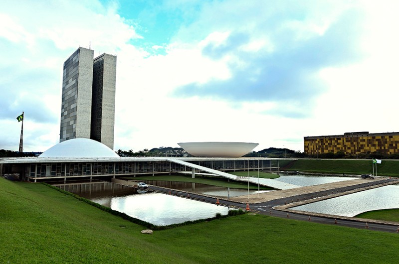 Congresso analisa veto à distribuição de absorventes nesta terça