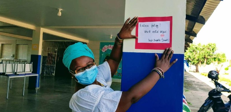 Professores e funcionários de escola no Tijucal fazem recepção de boas-vindas a estudantes