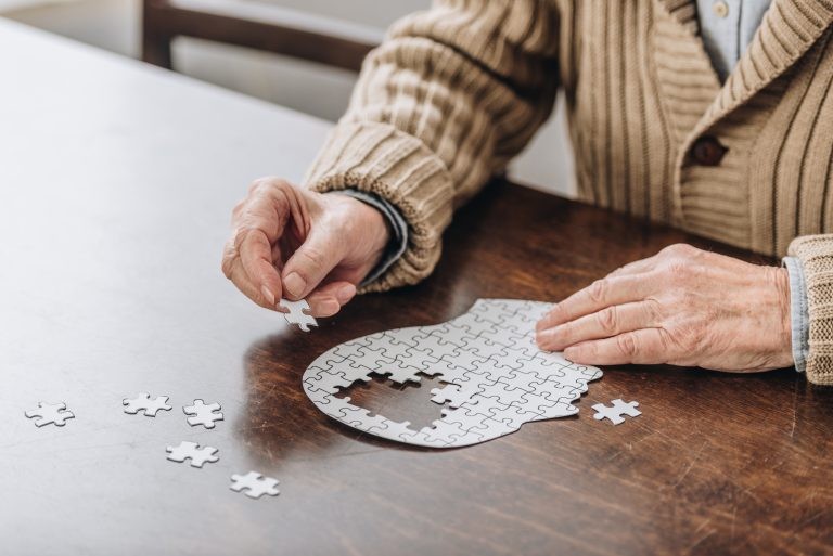 Proposta institui política nacional de enfrentamento ao Alzheimer
