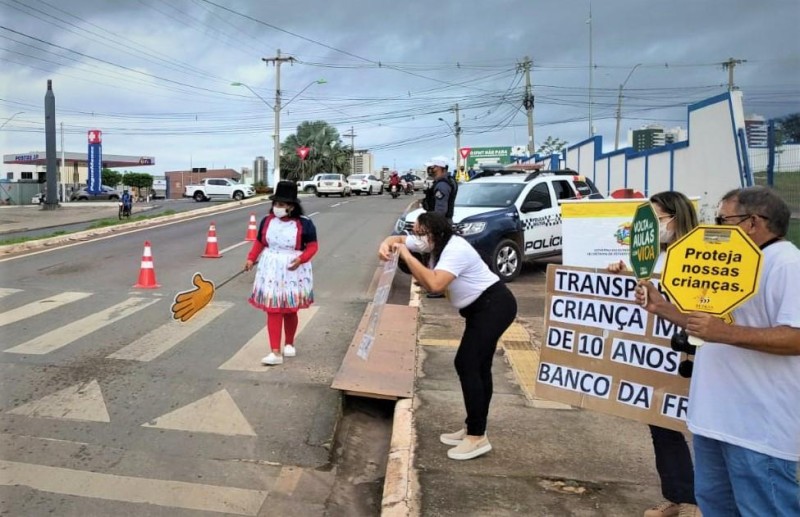 Blitz educativa chama atenção para comportamentos mais seguros no trânsito