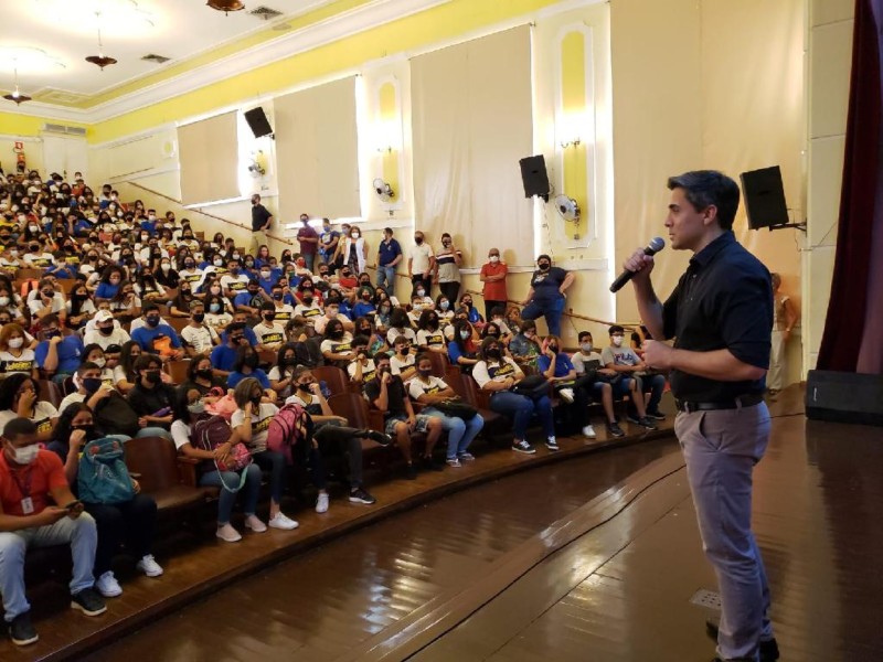 Liceu Cuiabano retoma aulas presenciais com palestra do secretário de Educação