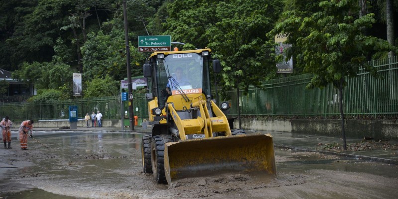 Fortes chuvas provocam alagamentos no Rio de Janeiro