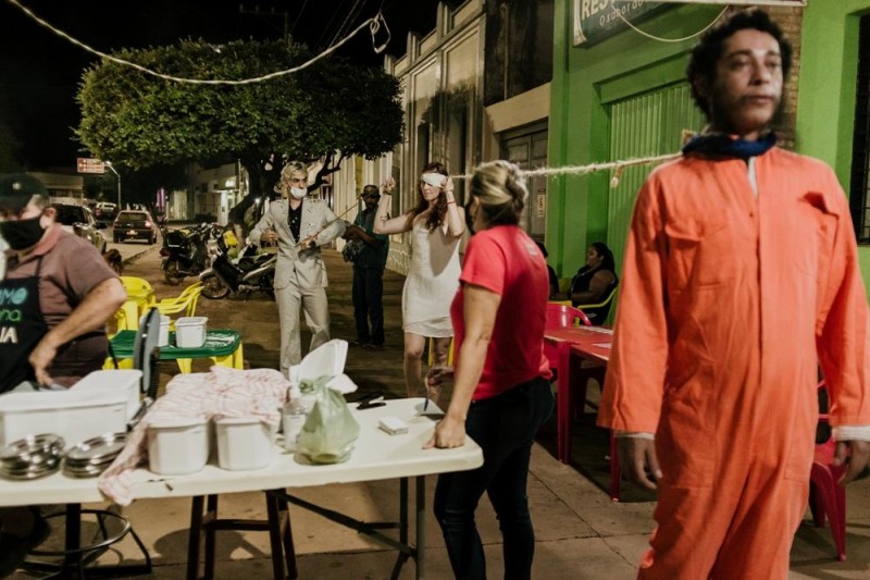 Praça, rua e ponto de ônibus: Theatro Fúria leva arte para quem vai ao trabalho