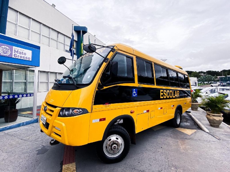 Governo firma termo de cessão de micro-ônibus para atender estudantes da área rural de Alto Taquari