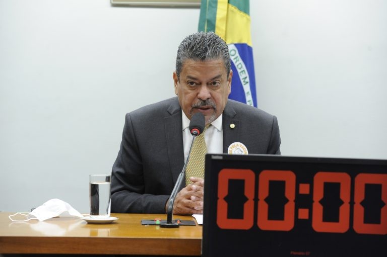 Projeto considera exame oftalmológico como atividade privativa de médicos