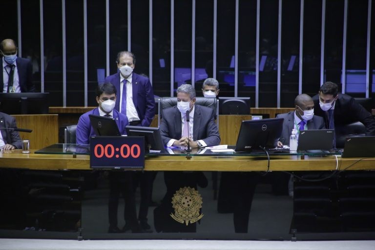 Câmara conclui votação sobre mudanças nas regras de registro de agrotóxicos; acompanhe