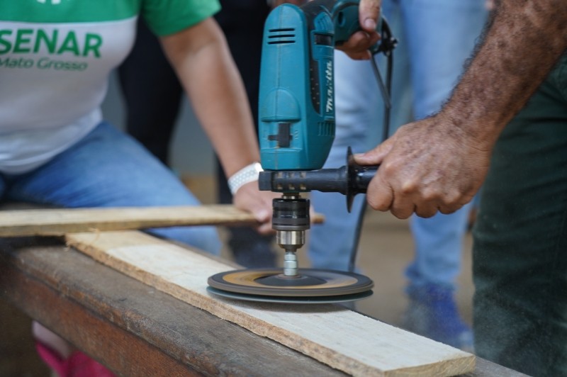 Curso de confecção em madeira beneficia trabalhos da Casa Cidadã