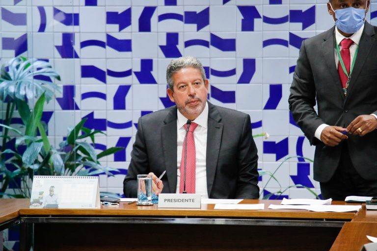 Lira propõe reduzir tributos de combustíveis por PLP no lugar de PEC