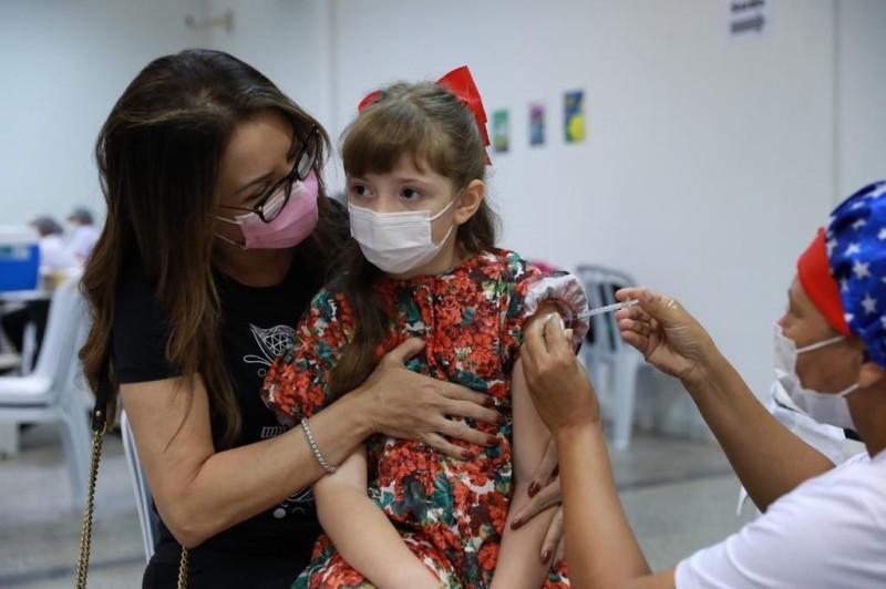 Primeira-dama vacina filha e toma a 4ª dose: “Precisamos combater esse vírus”