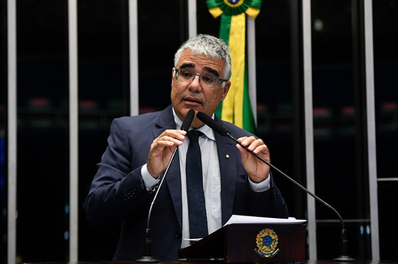 Girão critica exigência de passaporte vacinal e propõe debate sobre o assunto