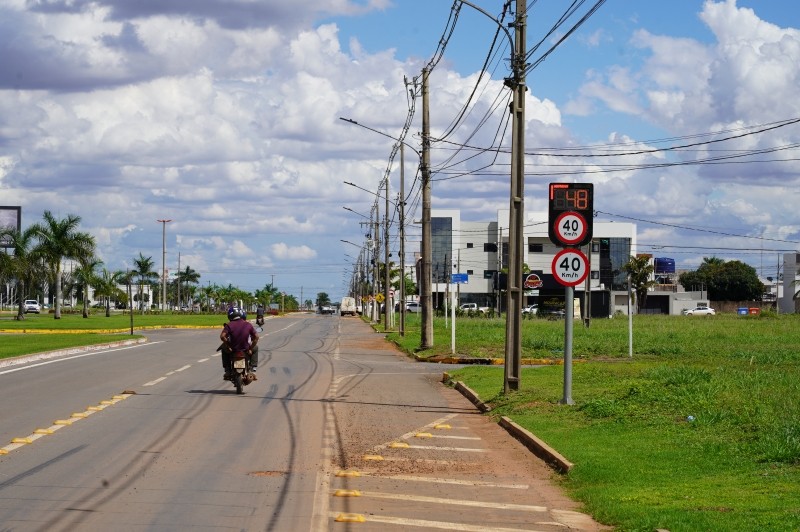 Lombadas eletrônicas registram velocidade de 180 km/h na Avenida Universitária