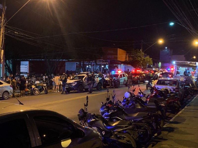 Operação integrada prende homem armado e notifica 10 estabelecimentos comerciais em Cuiabá