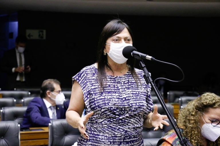 Deputados podem votar duas propostas de socorro ao setor cultural