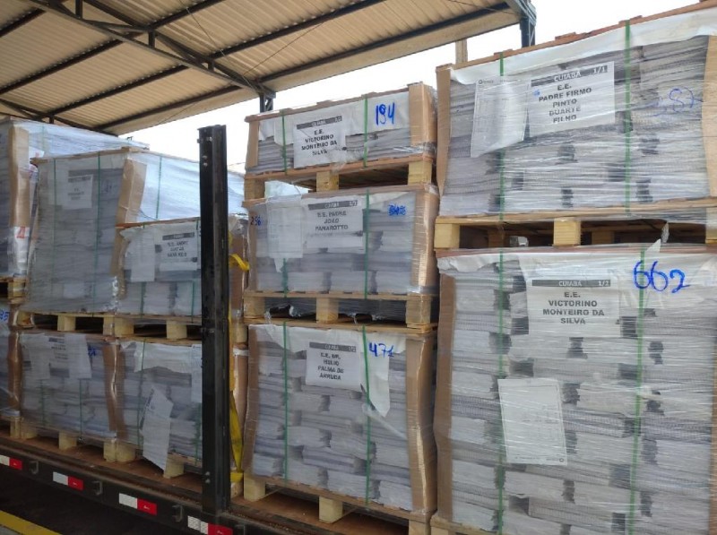 Governo inicia entrega de 376 mil apostilas para todos os estudantes