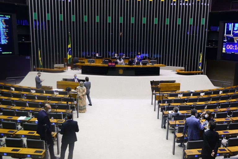 Deputados analisam projeto que regulariza conselhos de educação física; acompanhe