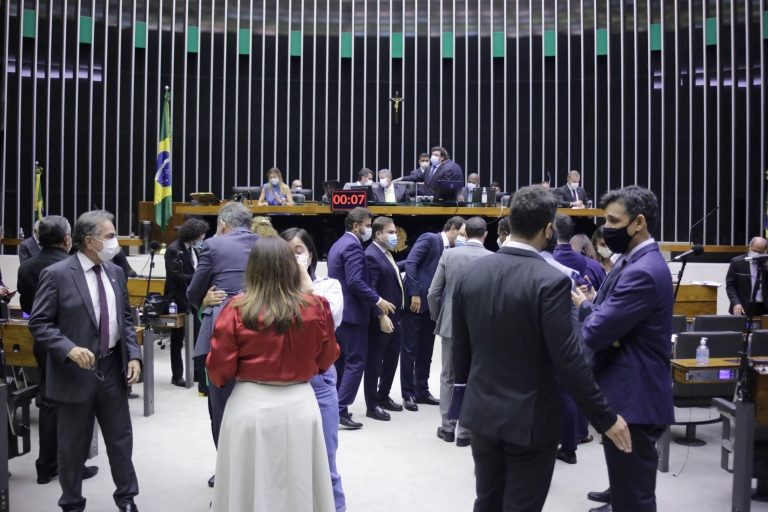 Câmara aprova em dois turnos PEC que aumenta idade máxima para nomeação de magistrados; acompanhe
