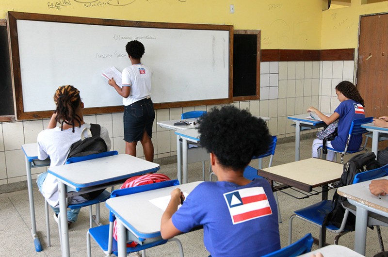 Comissão de Educação analisa projeto que garante meia-entrada a professores