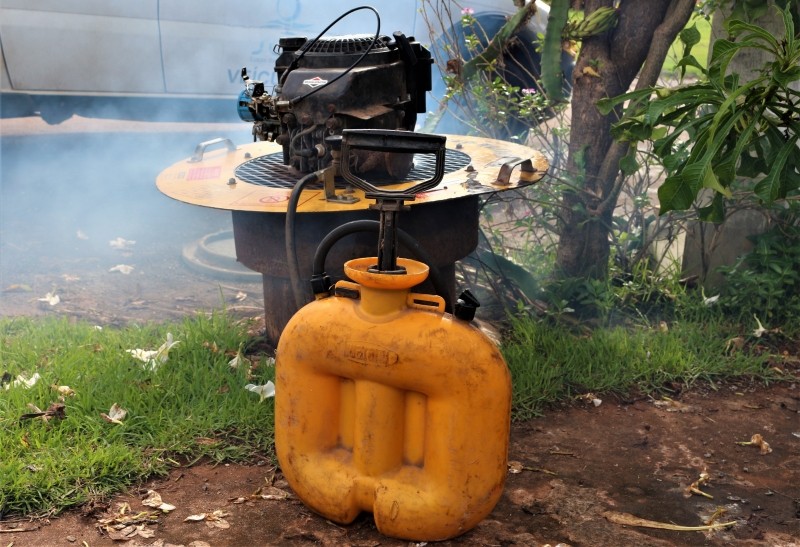 Testes de fumaça para detectar ligações irregulares de esgoto são realizados pelo Saae de Lucas do Rio Verde
